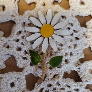 Vintage Daisy Brooch with White Petals and Yellow Center
